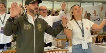 Presidente electo de Colombia entrega Biblias a su futuro gabinete y destaca la fe como principio de gobierno